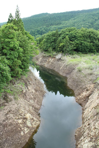 岩滑橋より下流側の沢　この先の錦秋湖へと注ぎます