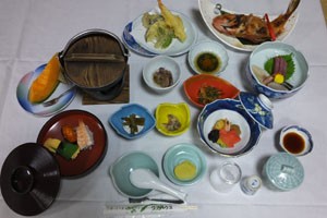 お料理も山の旬の味覚も楽しめます。（※季節・料金により料理内容が変わります）